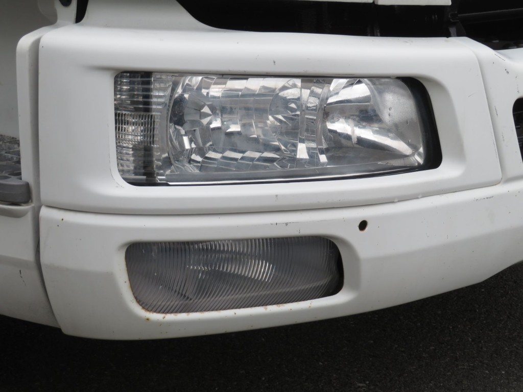 フロントバンパー運転席側に小サビがあります。|三菱 ファイター TKG-FK61F(2WD)の写真34