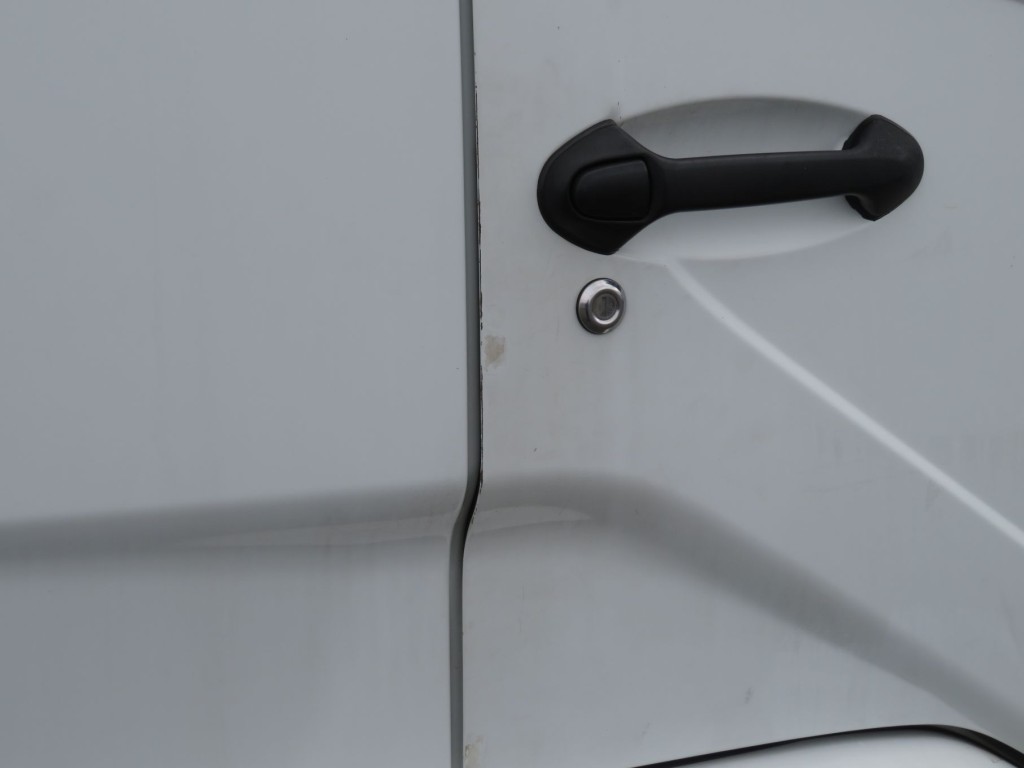 運転席ドア後部に細かいキズがあります。|三菱 ファイター TKG-FK61F(2WD)の写真36