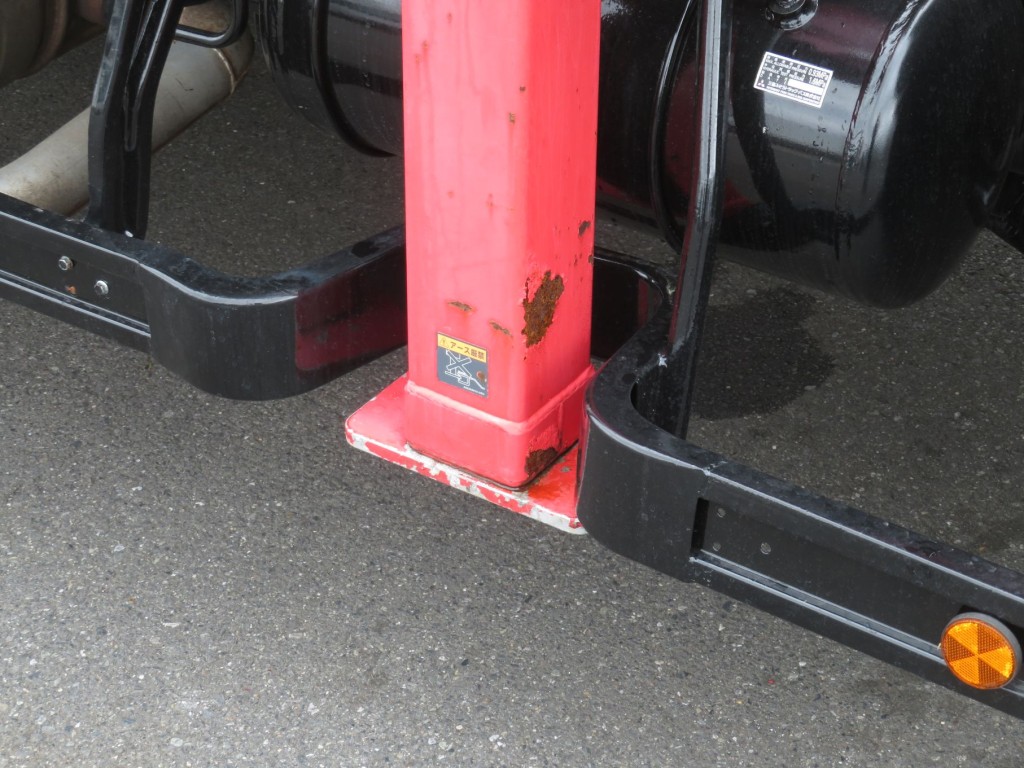 運転席側アウトリガーにサビがあります。|三菱 ファイター TKG-FK61F(2WD)の写真38