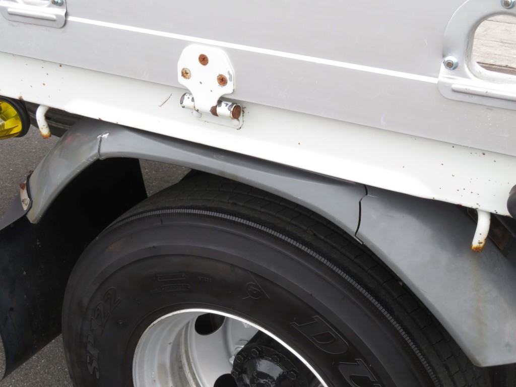 運転席側リアフェンダーに割れがあります。|三菱 ファイター TKG-FK61F(2WD)の写真42