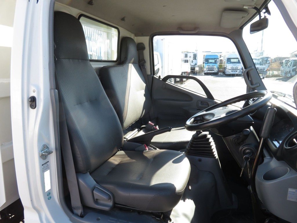 乗車定員は3名です。(運転席座面にヘタリがあります）|日野 デュトロ TKG-XZC630T(2WD)の写真6
