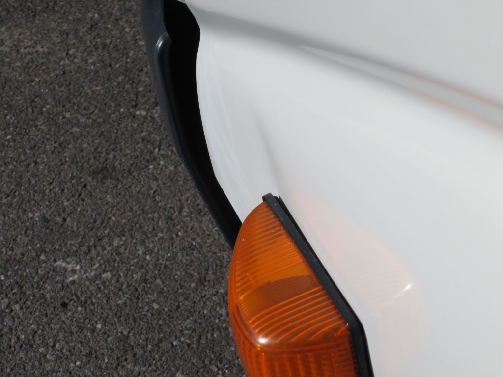 助手席ドアのウインカー取り付け部付近にヘコミがあります。|日野 デュトロ TKG-XZC630T(2WD)の写真13