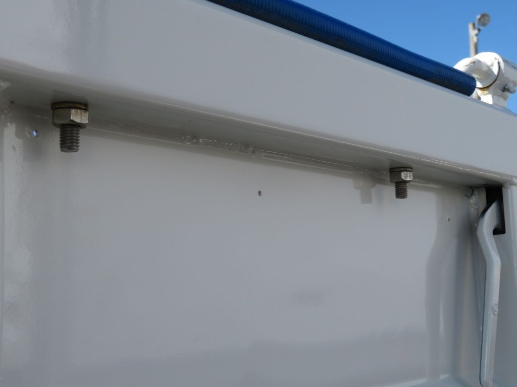 ボディー助手席側のパネル後方にドリル穴が複数個所あいています。|日野 デュトロ TKG-XZC630T(2WD)の写真20