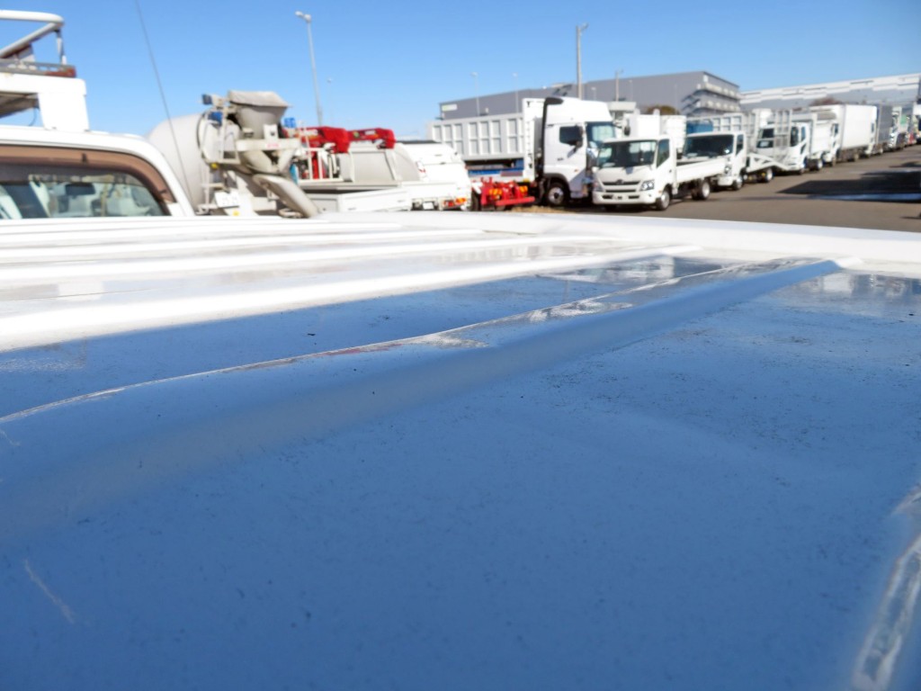 ルーフ各所に軽度なヘコミがあります。|日野 デュトロ TKG-XZC630T(2WD)の写真26