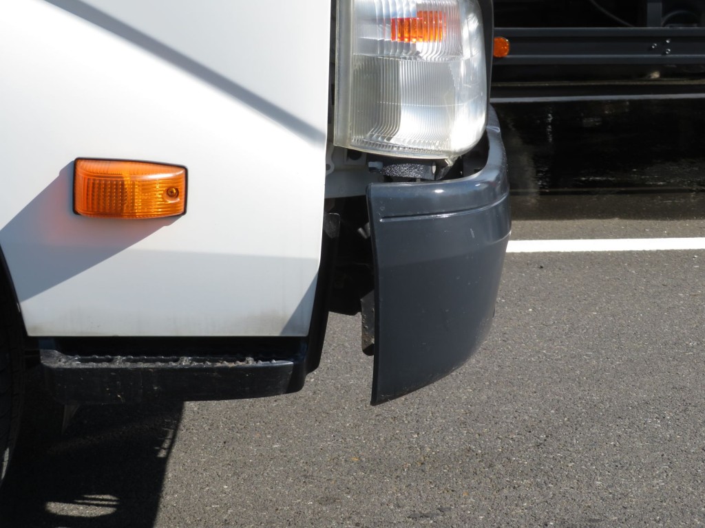 フロントバンパー運転席側が曲がっています。|日野 デュトロ TKG-XZC630T(2WD)の写真30