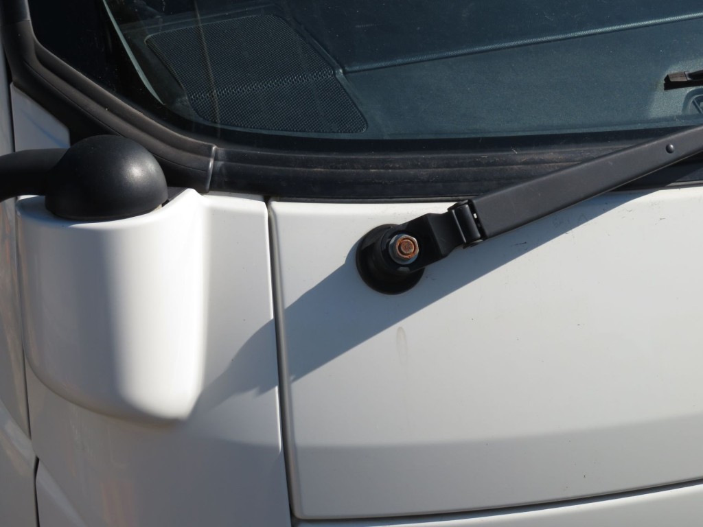 ワイパー取り付け部のカバーが欠品しています。|日野 デュトロ TKG-XZC630T(2WD)の写真31