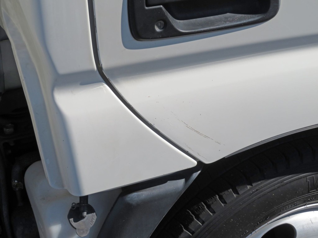 運転席ドア後方に細かいキズがあります。|日野 デュトロ TKG-XZC630T(2WD)の写真34
