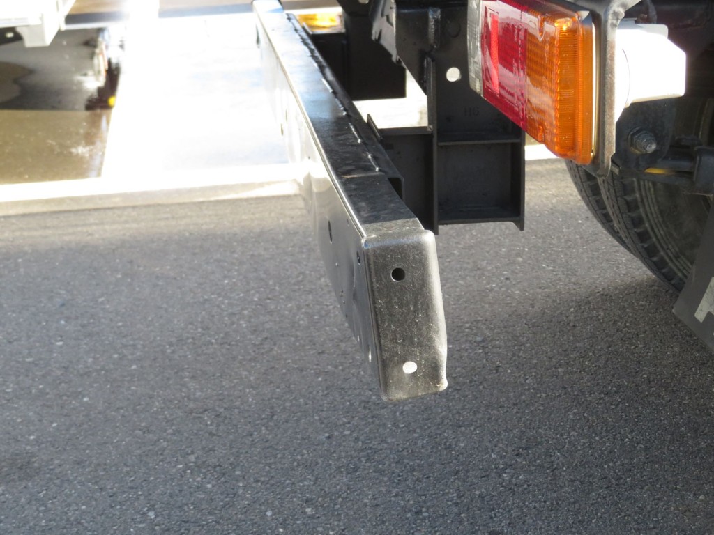 リアバンパーに曲がりがあります。|日野 デュトロ TKG-XZC630T(2WD)の写真46