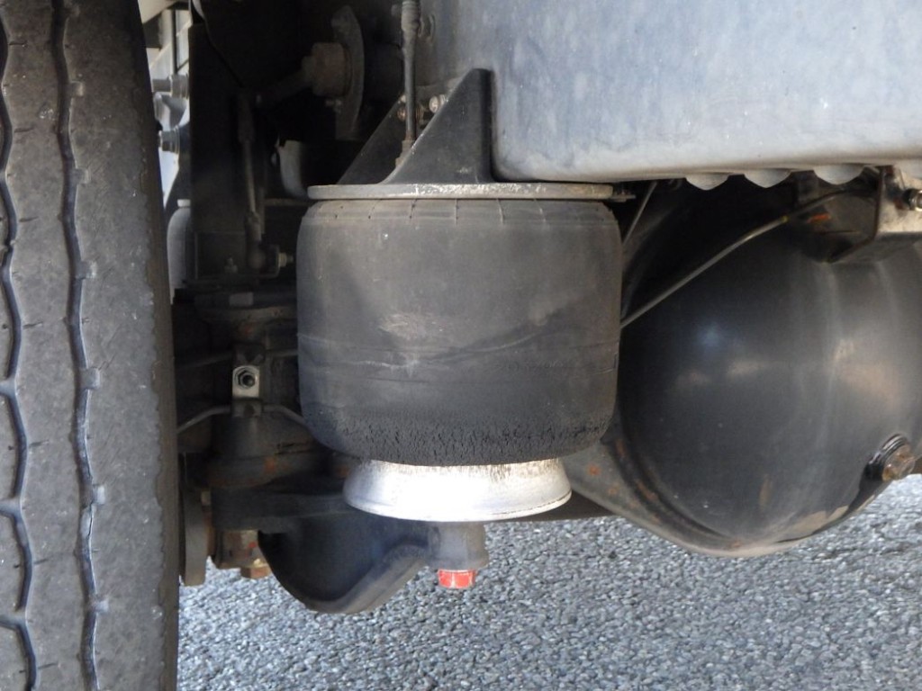 エアサスです。|日野 レンジャー TKG-FD7JLAG(2WD)の写真5