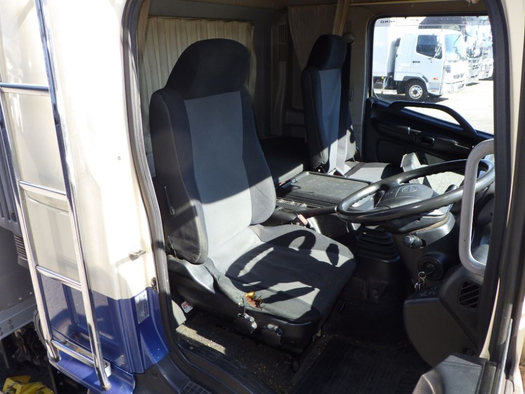 乗車定員は２名です。|日野 レンジャー TKG-FD7JLAG(2WD)の写真6