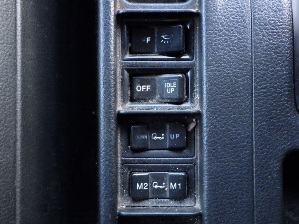 エアサスの操作スイッチです。（キャブ内）|日野 レンジャー TKG-FD7JLAG(2WD)の写真16