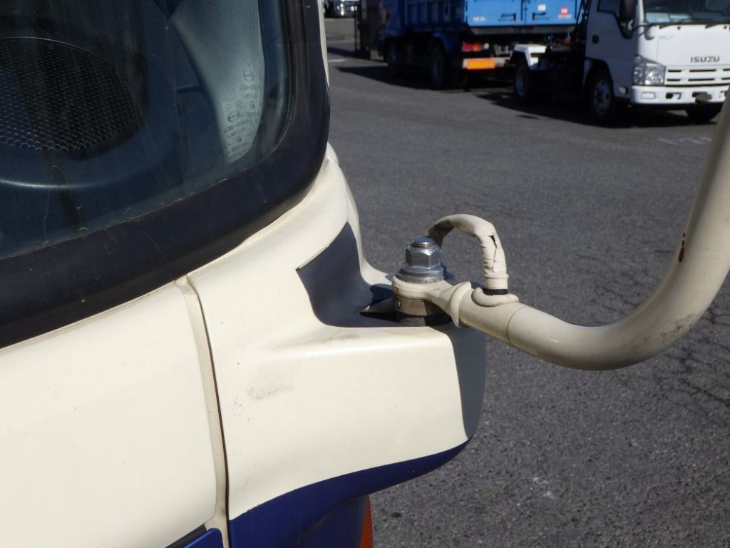 助手席側ミラーステーカバーが欠損しています。|日野 レンジャー TKG-FD7JLAG(2WD)の写真26