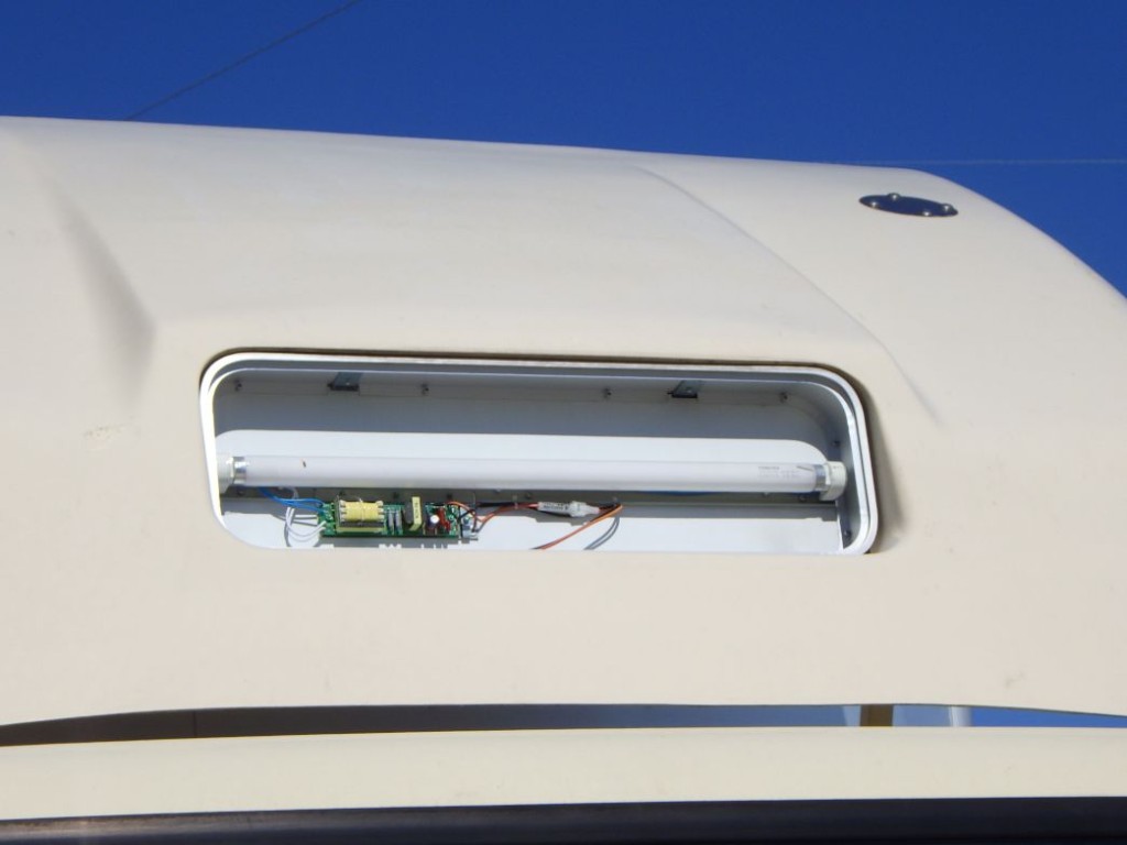 看板灯のレンズが欠損しています。|日野 レンジャー TKG-FD7JLAG(2WD)の写真28