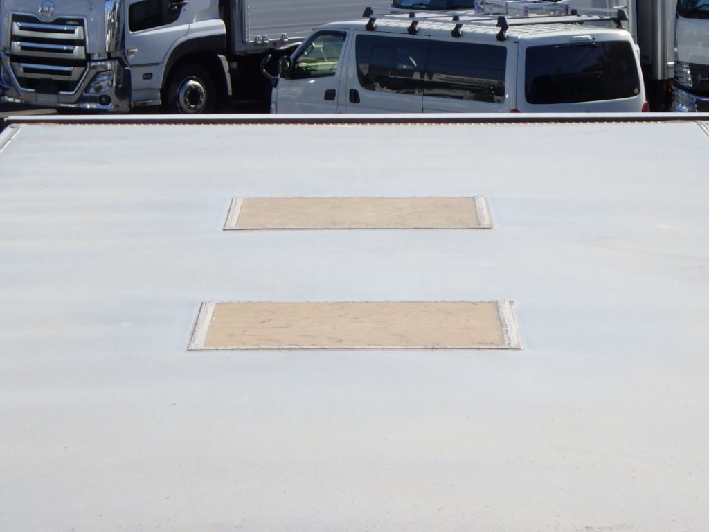 天井に窓が付いています。|日野 レンジャー TKG-FD7JLAG(2WD)の写真30