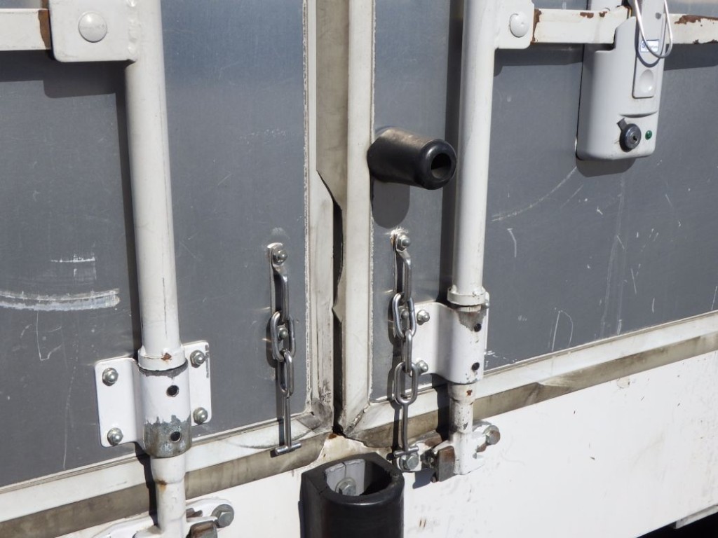 リヤ扉のゴムの一部が切れています。|日野 レンジャー TKG-FD7JLAG(2WD)の写真39