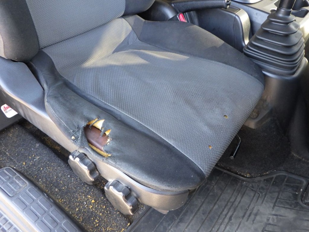 運転席座面にヘタリ・破れがあります。|日野 レンジャー TKG-FD7JLAG(2WD)の写真42