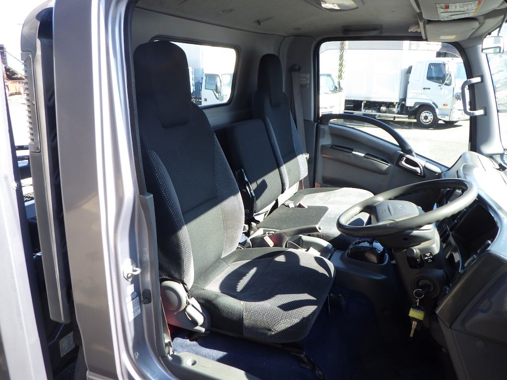 乗車定員は3名です。|いすゞ エルフ SKG-NPR85YN(2WD)の写真6