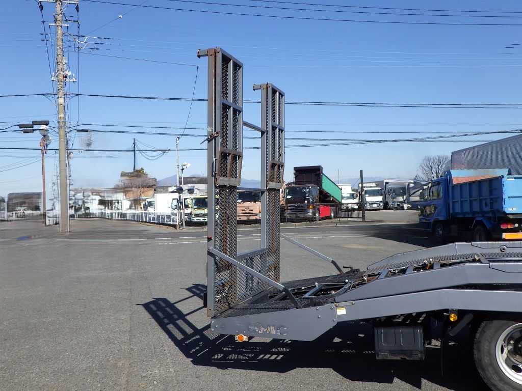 歩み板の格納状態です。|いすゞ エルフ SKG-NPR85YN(2WD)の写真14