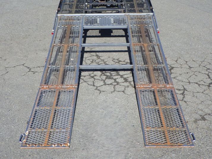 歩み板の状態です。|いすゞ エルフ SKG-NPR85YN(2WD)の写真15