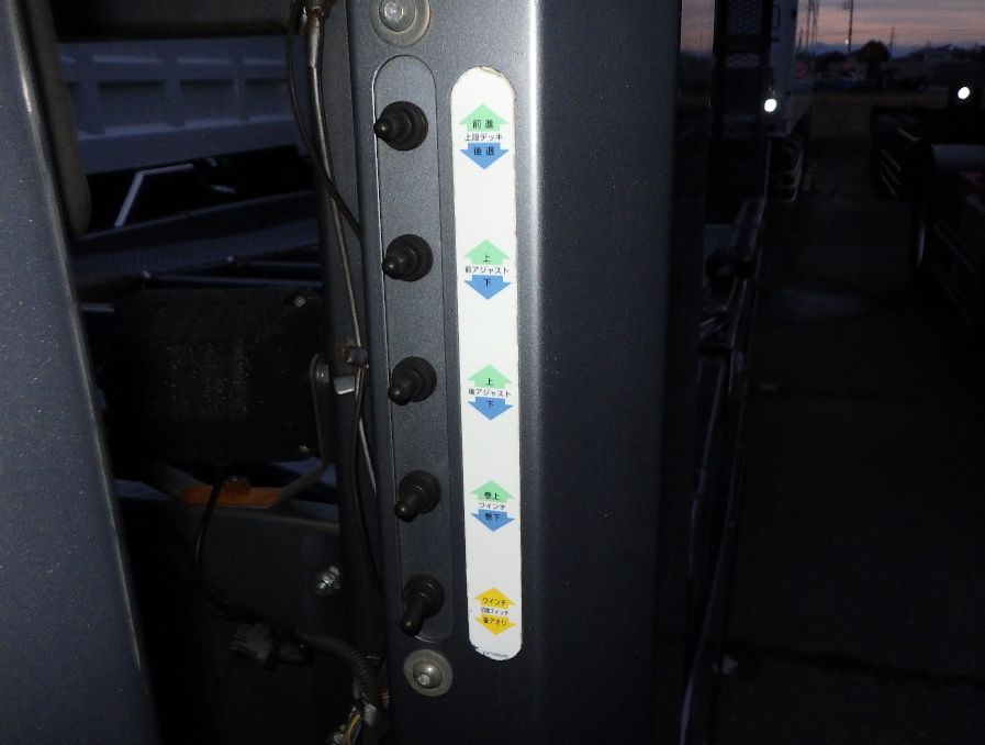 上物の操作スイッチです。|いすゞ エルフ SKG-NPR85YN(2WD)の写真16