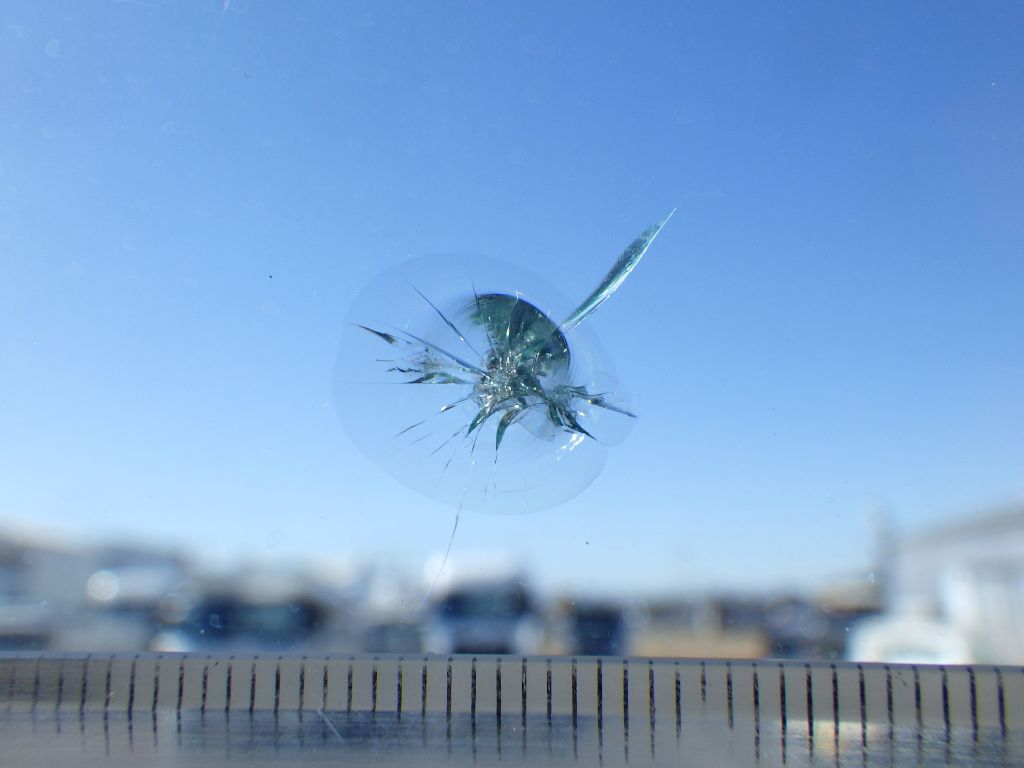 フロントガラスに飛び石キズがあります。|いすゞ エルフ SKG-NPR85YN(2WD)の写真18