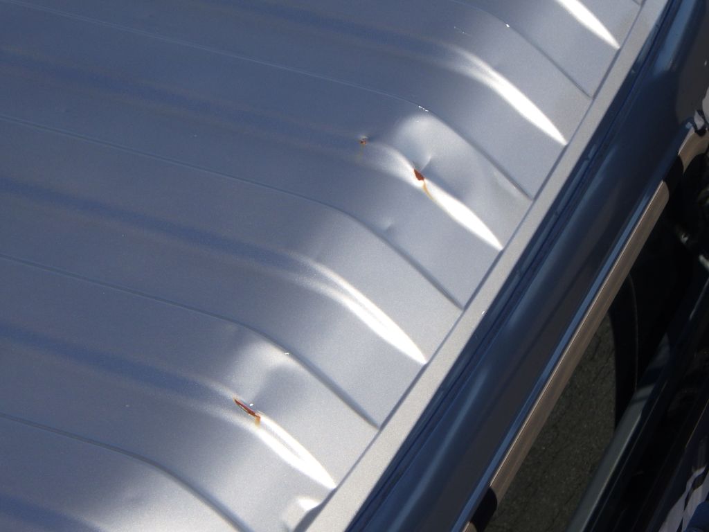 ルーフ後方にキズ・サビ・ヘコミがあります。|いすゞ エルフ SKG-NPR85YN(2WD)の写真31