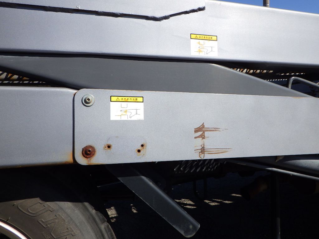 左右のサイドレールにキズ・サビがあります。|いすゞ エルフ SKG-NPR85YN(2WD)の写真32