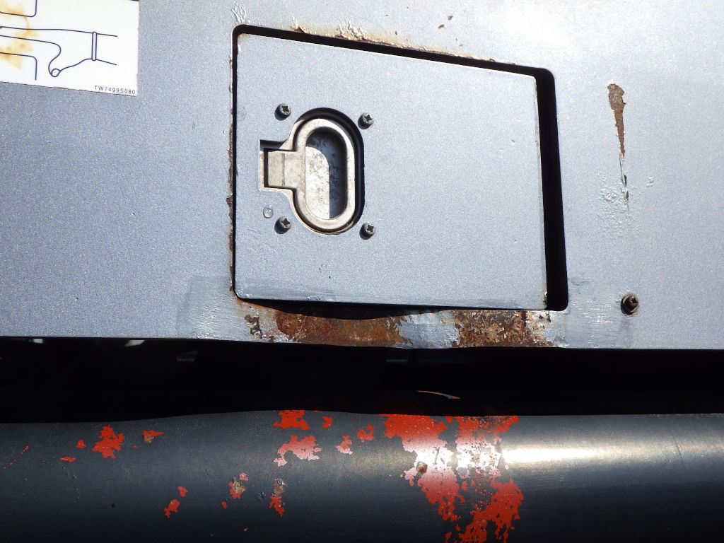 給油口にキズ・サビ・曲がりがあります。|いすゞ エルフ SKG-NPR85YN(2WD)の写真34