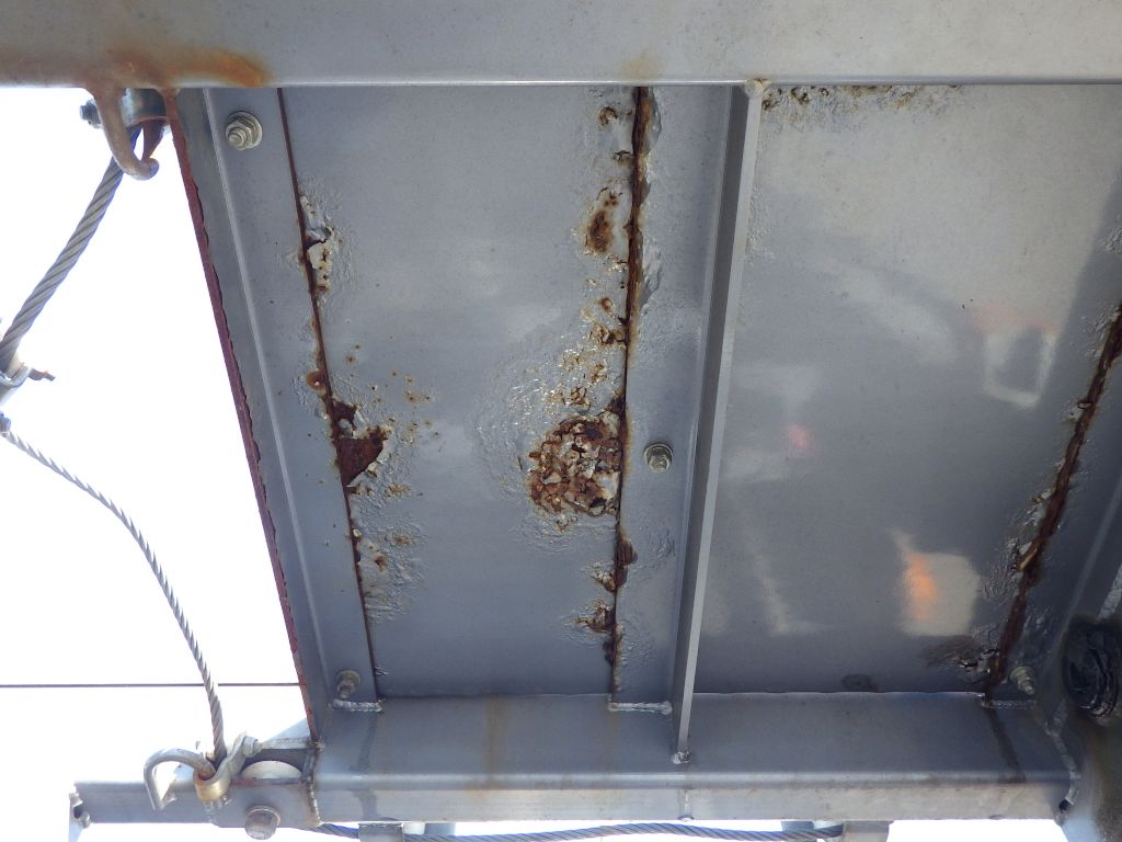 2Fフロアーのタイヤ落とし裏側に腐食があります。|いすゞ エルフ SKG-NPR85YN(2WD)の写真36