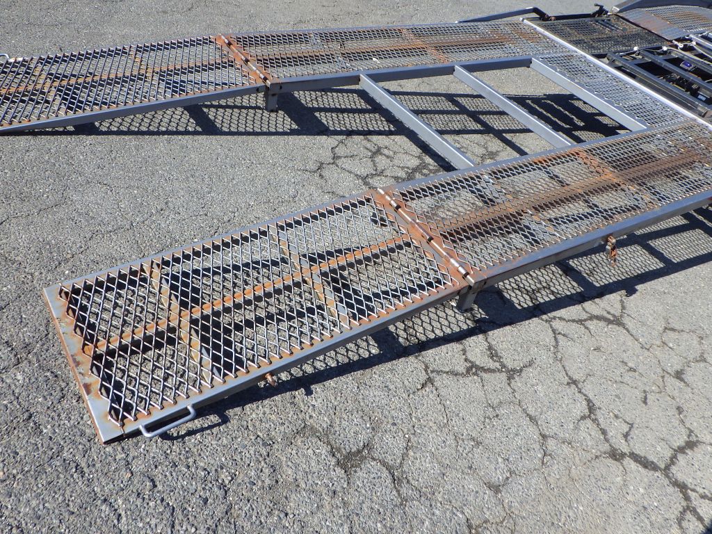 歩み板にサビがあります。|いすゞ エルフ SKG-NPR85YN(2WD)の写真42