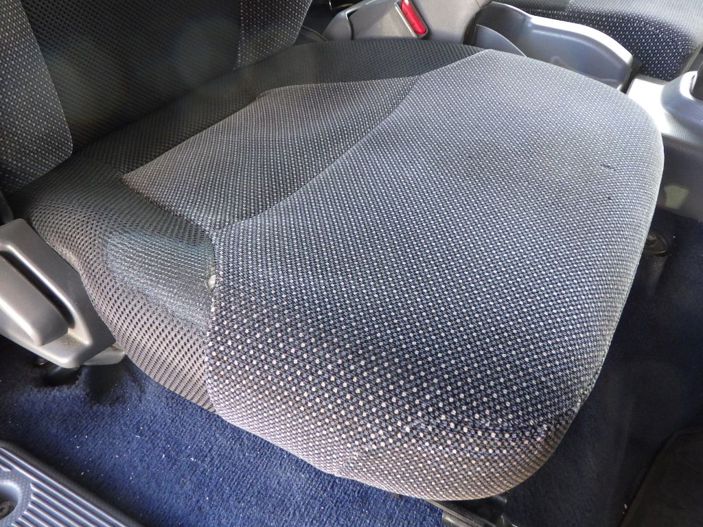 運転席座面にヘタリがあります。|いすゞ エルフ SKG-NPR85YN(2WD)の写真44