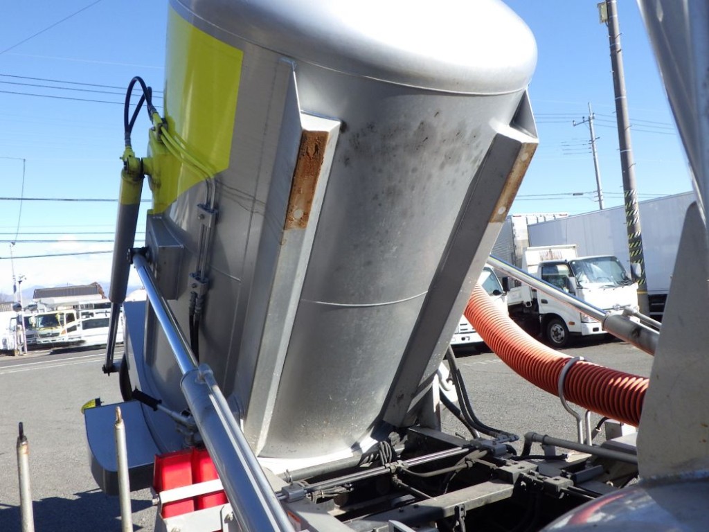 タンク裏側の状態です。|日野 レンジャー 2KG-FD2ABA(2WD)の写真10