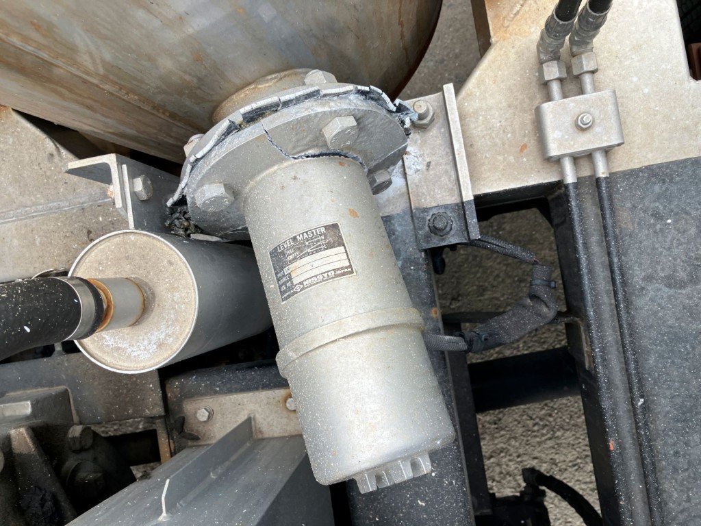 2次キャッチャー裏側のレベルセンサーに割れがあります。|日野 レンジャー 2KG-FD2ABA(2WD)の写真22