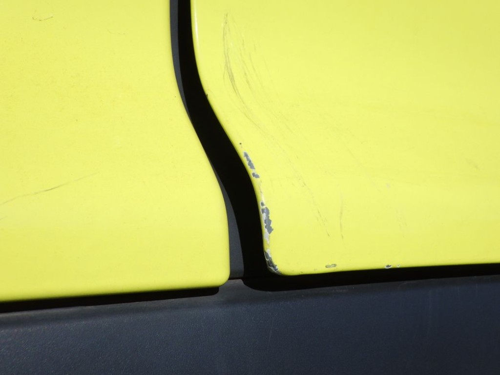 運転席側ドアに小キズがあります。(助手席側にもあります)|日野 レンジャー 2KG-FD2ABA(2WD)の写真30