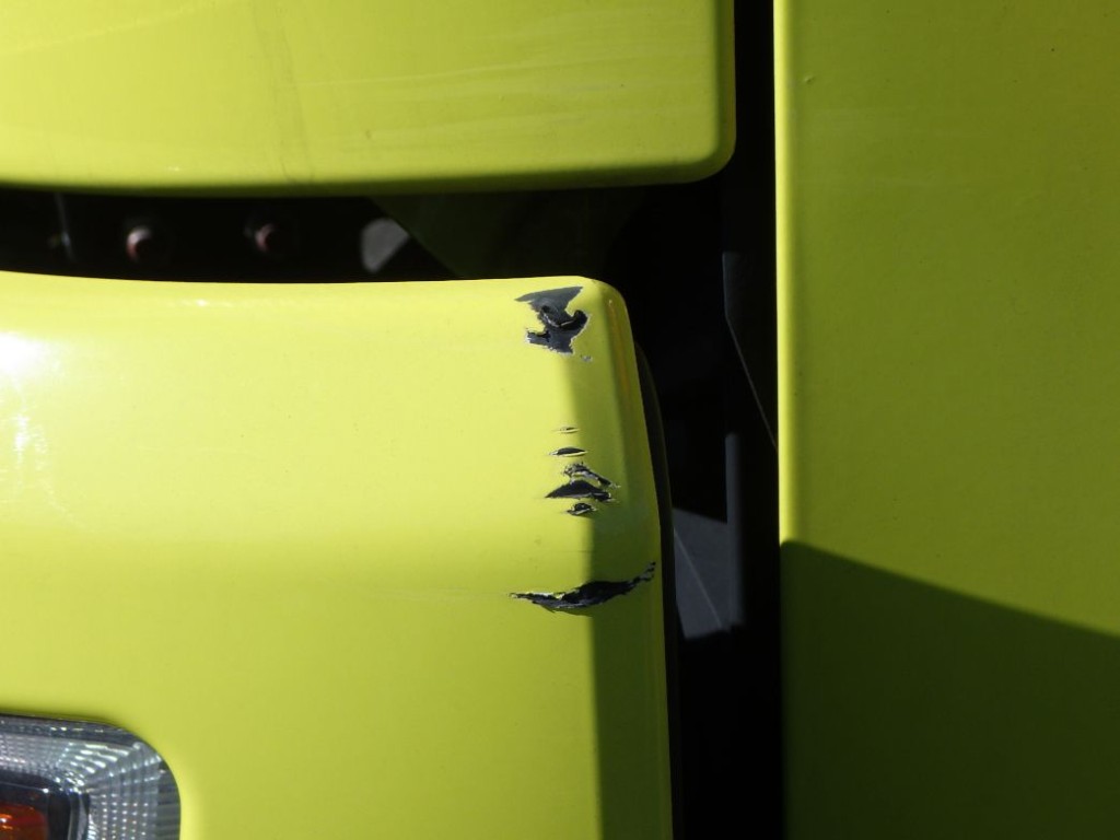 フロントバンパーの助手席側にキズがあります。|日野 レンジャー 2KG-FD2ABA(2WD)の写真33