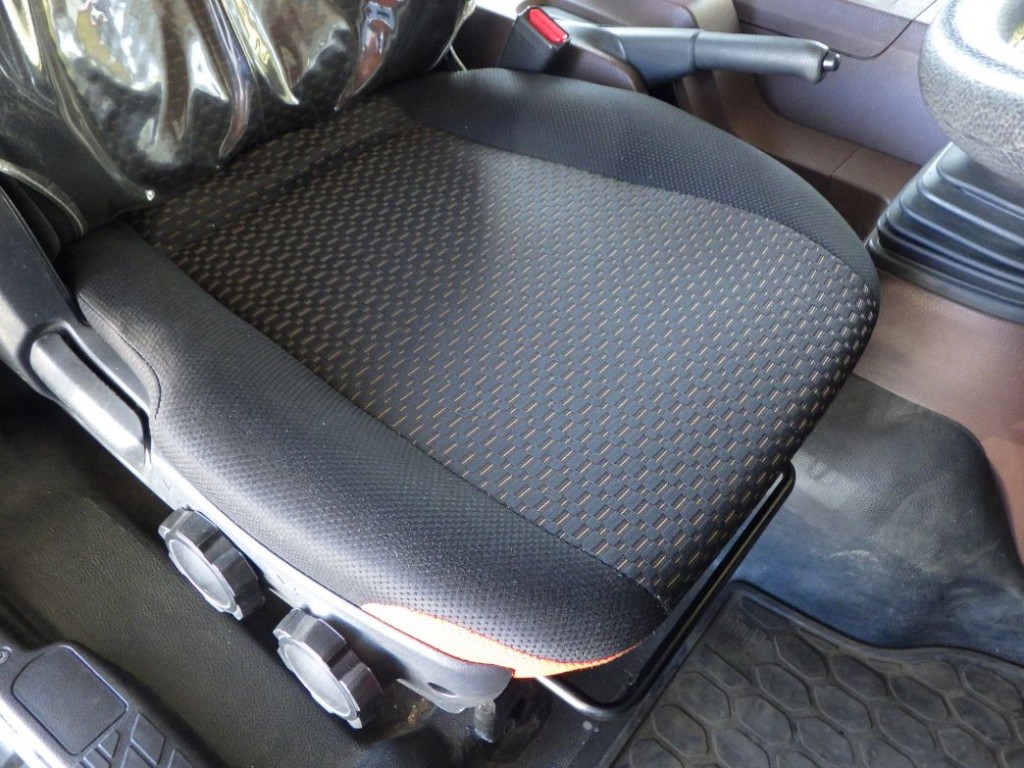 運転席座面にヘタリがあります。|日野 レンジャー 2KG-FD2ABA(2WD)の写真37