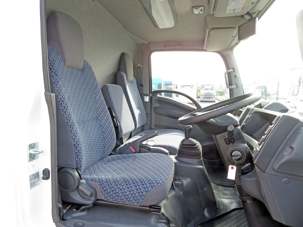 乗車定員は3名です。|いすゞ エルフ 2RG-NPR88AN(2WD)の写真6