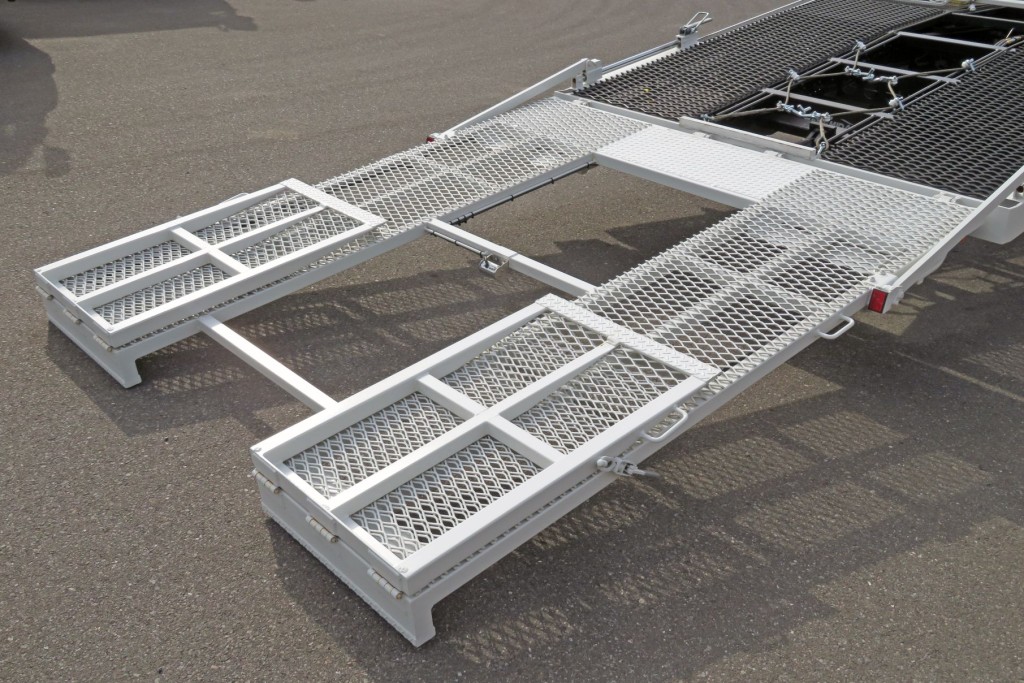 歩み先端を折り畳んだ状態です。|いすゞ エルフ 2RG-NPR88AN(2WD)の写真12