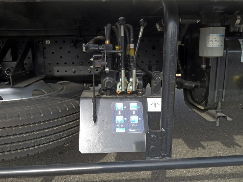 上物の操作レバーです。|いすゞ エルフ 2RG-NPR88AN(2WD)の写真13