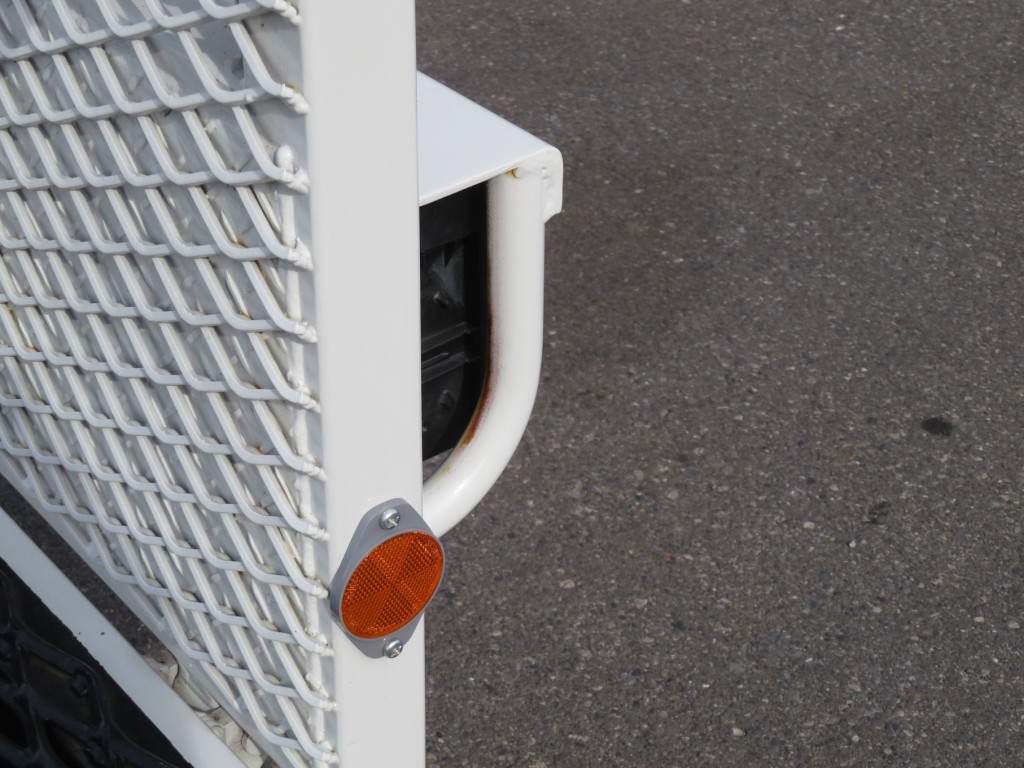 助手席側テールランプ側面のパイプに置きサビがあります。|いすゞ エルフ 2RG-NPR88AN(2WD)の写真16