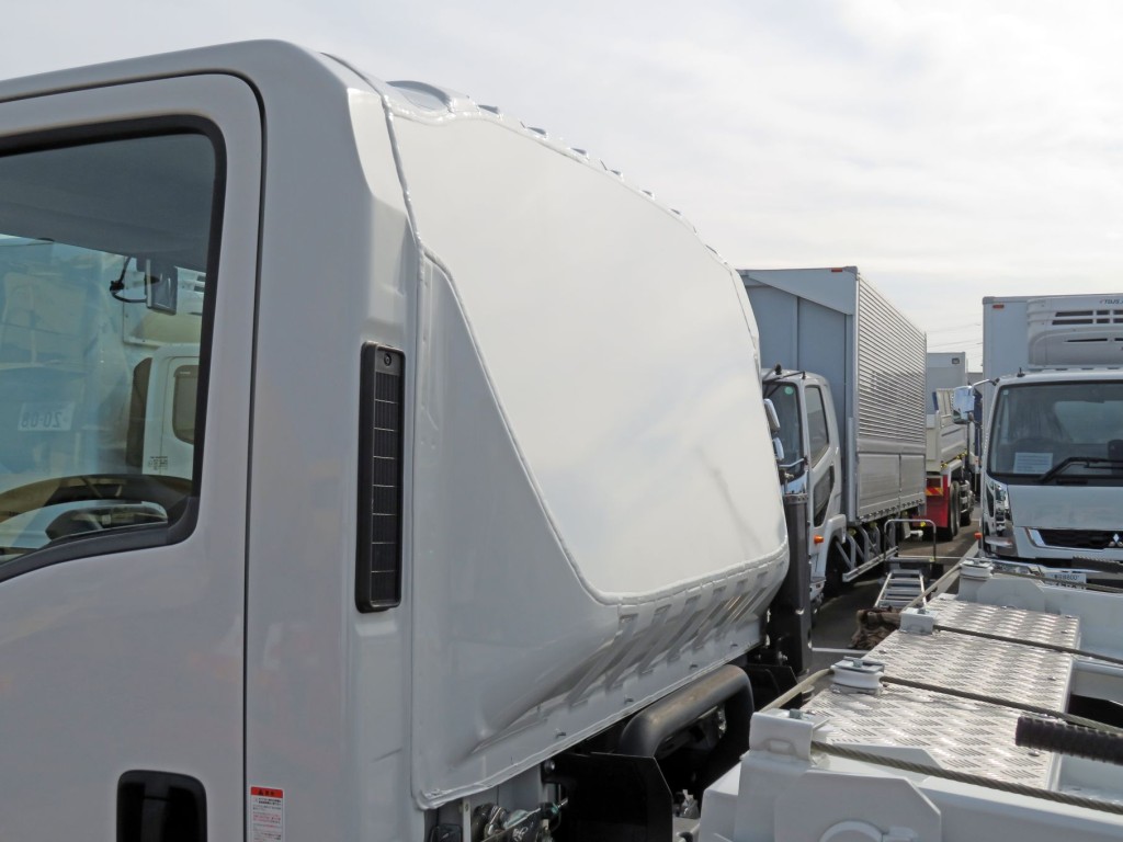 キャブバックパネルはカット加工されています。|いすゞ エルフ 2RG-NPR88AN(2WD)の写真23