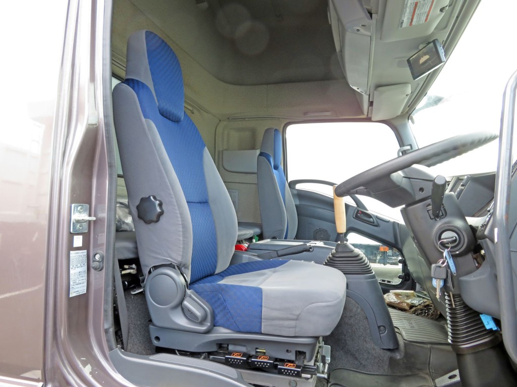 ハイルーフキャビンです。（運転席座面にヘタリがあります）|いすゞ フォワード 2RG-FRR90T2(2WD)の写真6