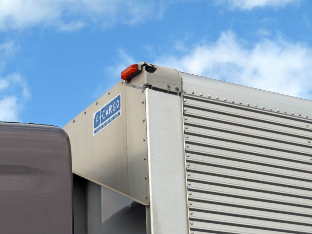 助手席側コーナー部に割れがあります。|いすゞ フォワード 2RG-FRR90T2(2WD)の写真14