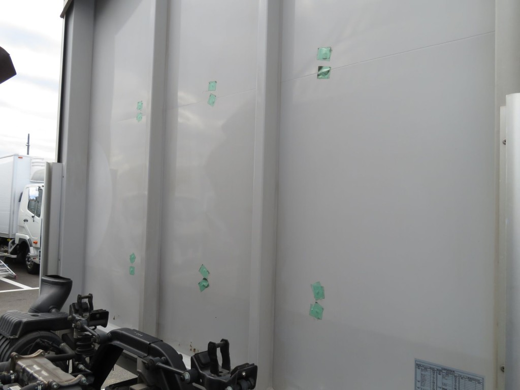 前立てに穴が開けられており、テープで塞いであります。|いすゞ フォワード 2RG-FRR90T2(2WD)の写真15