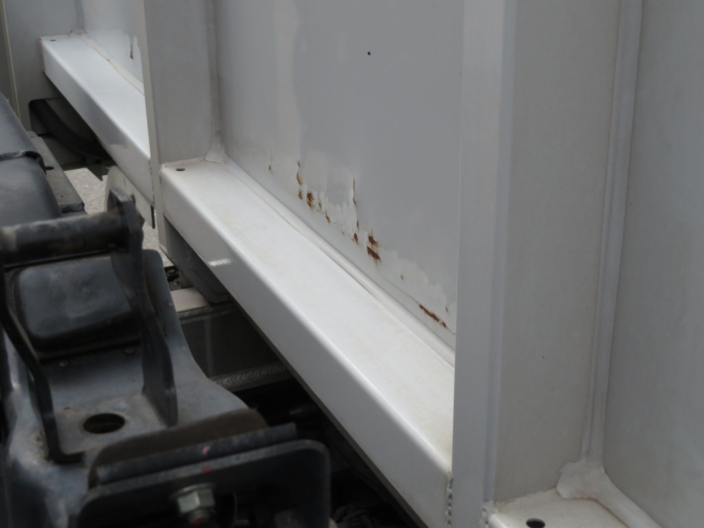 前立て下部にサビがあります。|いすゞ フォワード 2RG-FRR90T2(2WD)の写真17