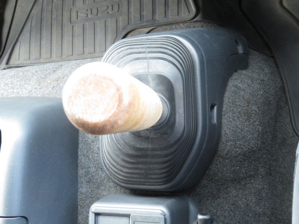 社外のシフトノブに交換されています。（マニュアル6速です）|いすゞ フォワード 2RG-FRR90T2(2WD)の写真22