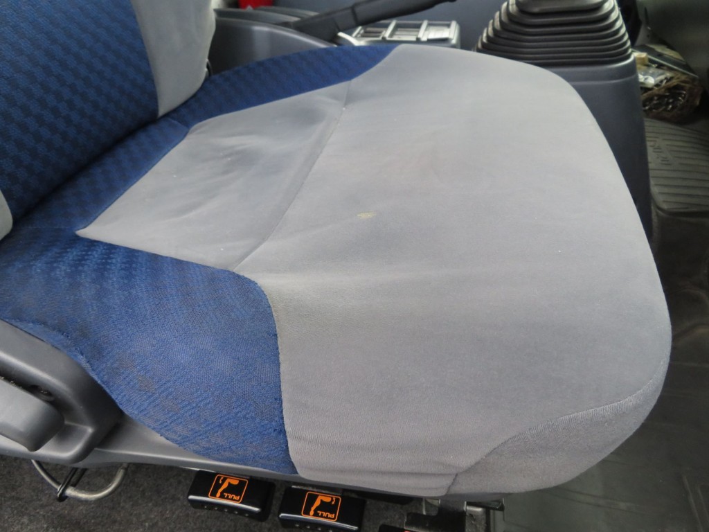 運転席座面の状態です。|いすゞ フォワード 2RG-FRR90T2(2WD)の写真30