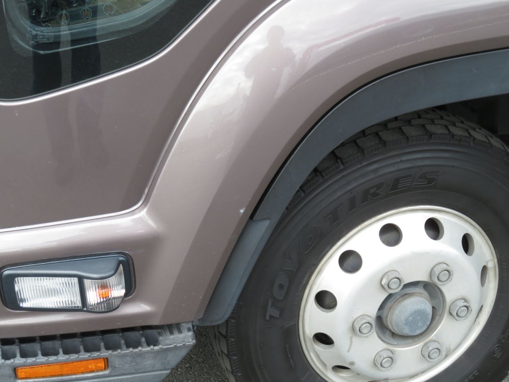 助手席側ドアフェンダーに小キズがあります。|いすゞ フォワード 2RG-FRR90T2(2WD)の写真32