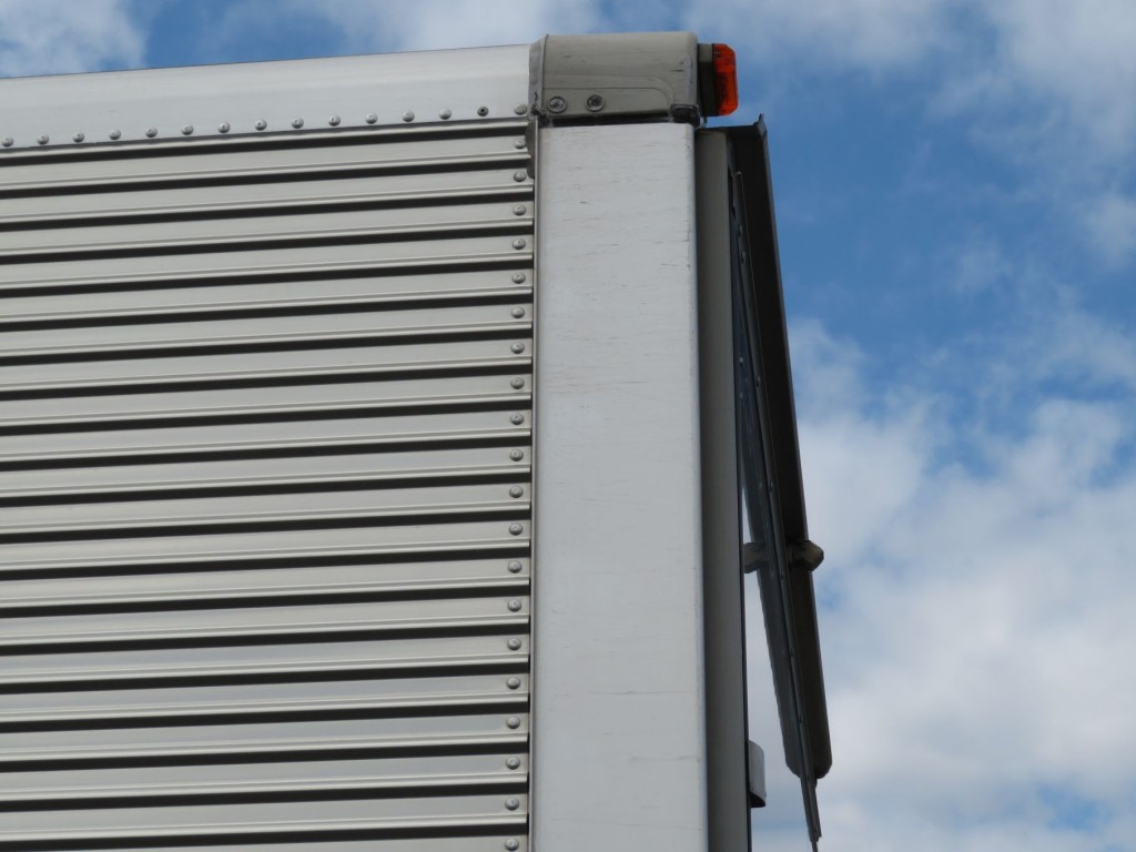 助手席側の羽根後端に細かい線キズがあります。|いすゞ フォワード 2RG-FRR90T2(2WD)の写真34