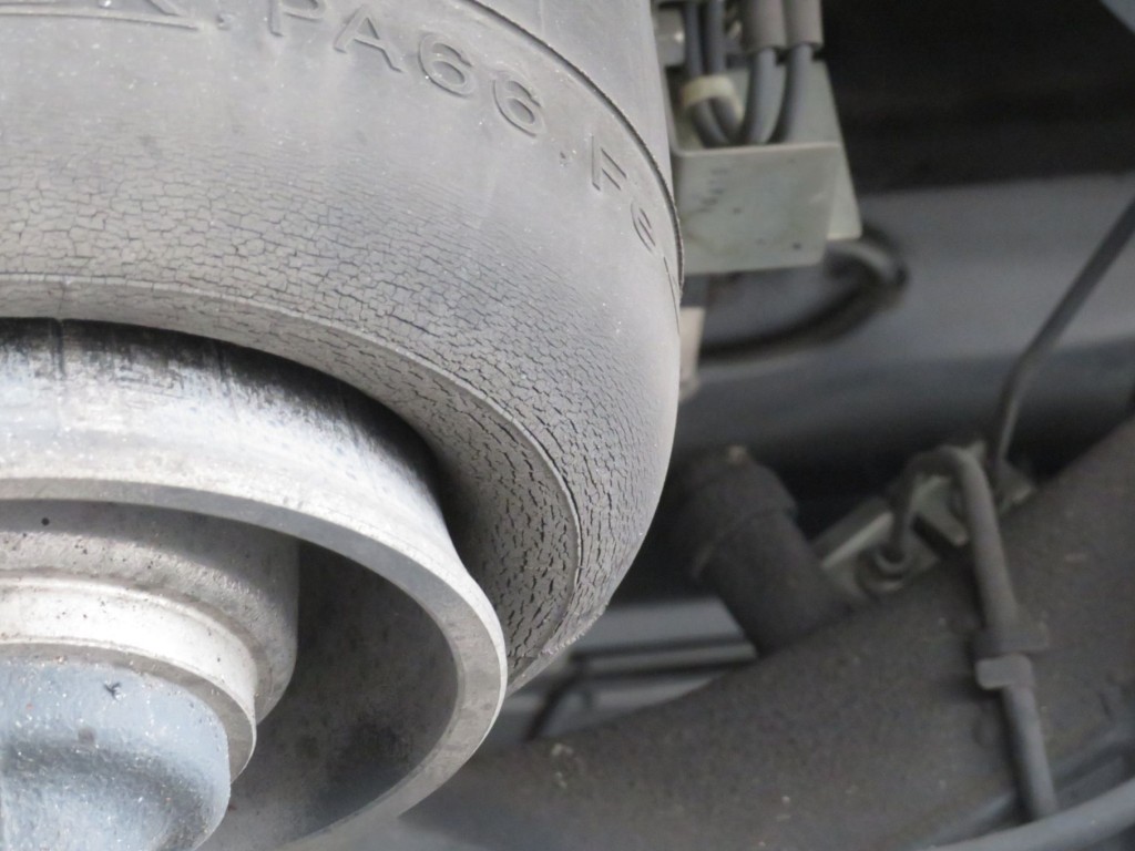 エアサスのベローズにヒビが入っています。|いすゞ フォワード 2RG-FRR90T2(2WD)の写真35